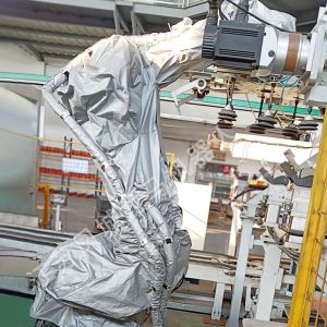 为什么低温环境中工业机器人需要恒温防护服