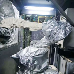 喷砂机器人防护服类型及其应用特点分析