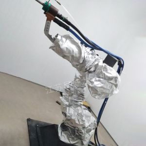 焊接作业的防护装备：焊枪防护套与机器人阻燃防护服