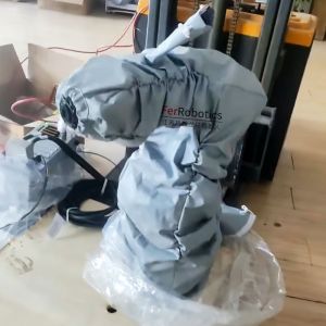 埃夫特ER10-700机器人防水耐酸碱防护服