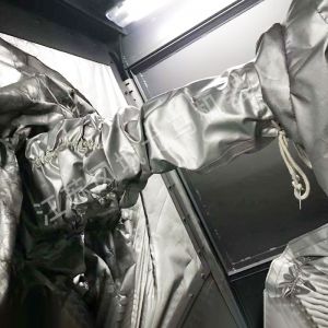 喷砂车间机器人频繁停机？你差这套机器人防护服